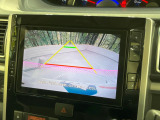 【バックカメラ】駐車時に後方がリアルタイム映像で確認できます。大型商業施設や立体駐車場での駐車時や、夜間のバック時に大活躍!運転スキルに関わらず、今や必須となった装備のひとつです!