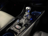 中古車選びで意外と見落としがちなポイントが、シフトレバー周辺の状態です。今回掲載している画像では、操作部分の使用感をはじめ、パネルの傷や擦れ、ボタン類の動作跡など、確認していただけます。