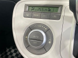 【オートエアコン】一度お好みの温度に設定すれば、車内の温度を検知し風量や温度を自動で調整。暑い&hellip;寒い&hellip;と何度もスイッチ操作をする必要はありません。快適な車内空間には必須の機能ですね♪