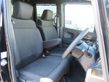 運転席と助手席はゆったりと座れるベンチシートタイプになっています。