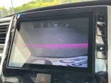 バックモニター装備。画面にて後方の確認が行えるので、バック駐車や車庫入れの際には重宝します。車の運転に慣れない方でも安心のガイドライン表示機能付。