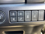 豊富な装備も魅力的!各機能の切り替えボタンは運転席前方に配置。