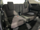 大人もしっかり座れる3列目シートです。両サイドにカップホルダーを装備してます。