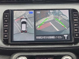アラウンドビューモニター。上空から見下ろしているような映像で、スムースな駐車をサポートします。