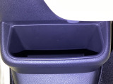足元部分にはちょっとした小物を入れるのに便利な収納BOXもあります。