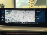 BMWのナビゲーションは操作性も良く、詳細な地図情報と交通状況を見やすく表示し、快適なドライビングをサポートしながら目的地までナビゲートします。