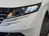【LEDヘッドライト】悪天候や夜間走行時も良好な視界を確保し安心して運転できる高輝度LEDヘッドライトを装備!点灯速度が早く、消費電力も抑えられています。