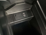 センターコンソール内にUSB端子2個設置 ミュージックプレーヤー接続でお気に入りの音楽を楽しむことが出来ます♪USB端子接続で可能な端末充電を同時に2個行うことが出来ます。