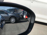 BSM(ブラインドスポットモニタリング)付き!車線変更の際、ドアミラーに映っていない斜め後方のクルマの存在に気が付かず・・・なんてことをサポートしてくれます!
