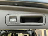 お好みの位置で止められるメモリー機能付の電動リアゲートです!後ろが狭い駐車場でもスムーズに荷物を積めて、さらに背が低い人の手がムリなく届く高さで止めることも可能です!