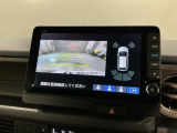 リバースギアに入れるだけで後方の表示へ切り替わります。夜間や雨の日の駐車も楽になりますよ。