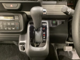 CVT車のセレクトレバーです。低速から高速まで、変速ショックのないスムーズな走りを実現するとともに、エンジン効率のよい領域を維持することで燃費にも貢献します。