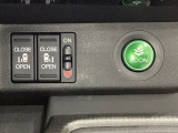 リアドアは乗り降りに便利な両側電動スライドドアです。また運転席に座っていながらスイッチ操作で自在にスライドドアを開け閉めできます。燃費に役立つECONボタンもここです。