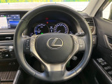 【純正革巻きステアリング】上質な革を使用することで、手にしっかり馴染みとても運転しやすいハンドルです♪
