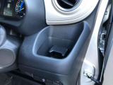 運転席ドリンクホルダー。近くて便利