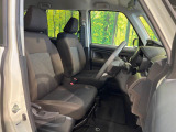 運転席まわりには十分なスペースがあり、大柄な方でもゆったり運転していただける環境です。