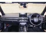 操作性に優れた運転席となります!小物入れや各ボタンの配置にこだわり、使いやすいです!座り心地もよく視認性も良好なのでロングドライブもお任せ下さい!