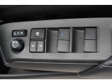 スイッチ一つで窓を開け閉めできるパワーウィンドウスイッチです。