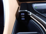 充電用USB端子付き。スマートフォンなどの充電に便利です。