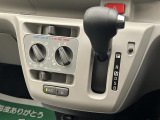 インパネにシフトレバーがあることで、車内空間の広さを確保♪シフト位置がハンドルに近いので操作性にも優れております!
