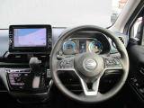 デイズの運転席廻りになります。ひじ掛けや収納など便利な装備がついてます!
