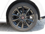 18インチ純正アルミホイールを装備。タイヤサイズは215/45R18となります。