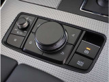 【コマンダースイッチ】各画面へのスイッチ操作と、コマンダー操作ができます。手元を見なくても、各画面に切り替えることができます。