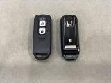 スマートキーを装備しています。鍵を差し込むことなくドアロックの開け閉めと、スタートボタン操作でのエンジンスタートができます。スペアキーも同じものを用意しております。