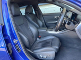 ●前席:ゆったりとしたドライバースペースで、長時間の運転でも快適にお過ごしいただけます。