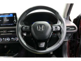 運転中もハンドルでの操作が可能です。特に高速道路等の目が離せない運転時には、便利さだけでなく、安全性も兼ね備えております。