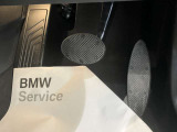 【ペダル】BMWはオルガン式アクセルペダルを採用しています。踏み込む足とペダルが同じ軌跡を描くため、かかとがずれにくく、アクセルコントロールがよりしやすくなるメリットがあります。