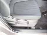 高いホールド性で運転姿勢が安定します。長距離ドライブでも疲れにくいのが魅力です。快適なドライビングライフをお送りください♪