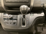 CVT車のセレクトレバーです。低速から高速まで、変速ショックのないスムーズな走りを実現するとともに、エンジン効率のよい領域を維持することで燃費にも貢献します。