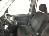 高いホールド性で運転姿勢が安定します。長距離ドライブでも疲れにくいのが魅力です。快適なドライビングライフをお送りください♪