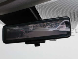 車両後方を映し出します・スマートルームミラー装備です。