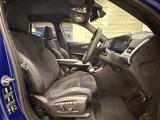 【コックピットシート】BMW車の主役席。車体中央にくる様に配置し車両重心とが一致する事でドライバーと車との一体感あるドライビングを実現。人間工学に基づき形成した形状が長時間のドライブ疲労も軽減します!