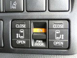 電動スライドドアのスイッチで車内からもスライドドアの開閉ができます。イージークローザー機能で半ドアになることも防止してくれます。