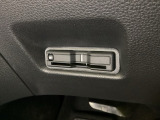 ハンドルの左下にETCがついています。高速道路の料金所の通過も楽々です。 カードの取り出しもしやすい場所についています。