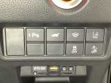 ハンドルの右側にHondaセンシング用のメインスイッチとパワーテールゲートスイッチがついています。パワーテールゲートスイッチは車内からでもテールゲートの開け閉めを電動でできます。