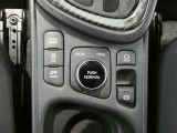 EVモードスイッチが付いています。早朝・深夜の住宅街や屋内駐車場などで、騒音や排気ガスを気にすることなく走行できます♪