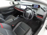 シンプルで使いやすいデザインの運転席です。