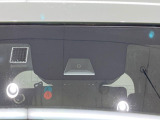 【ホンダセンシング】走行中に前方の車両等を認識し、衝突しそうな時は警報とブレーキで衝突回避と被害軽減をアシスト。より安全にドライブをお楽しみいただけます。