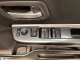 電動格納式リモコンドアミラーと、パワーウィンドウスイッチ等は運転席ドアにあります。