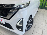 【LEDヘッドライト】悪天候や夜間走行時も良好な視界を確保し安心して運転できる高輝度LEDヘッドライトを装備!点灯速度が早く、消費電力も抑えられています。