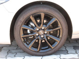 18インチ純正アルミホイールを装備。タイヤサイズは215/45R18となります。