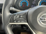 【ステアリングスイッチ】運転中視界をそらすことなくオーディオ操作ができます。