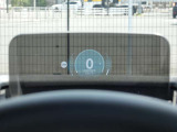 ヘッドアップディスプレイで現在の速度や制限速度などが確認できます!