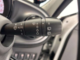 メモリー付きパワーシートが装備されている車両はシートの位置・ドアミラーの角度・ハンドルの位置を3名まで記憶出来ます。
