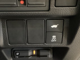 ハンドルの右側にHondaセンシング用のVSA解除スイッチとパワーテールゲートスイッチがついています。パワーテールゲートスイッチは車内からでもテールゲートの開け閉めを電動でできます。