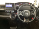 【ハンドル】運転にかかわる様々な操作を安全に行えるように視点移動が少なく操作性に配慮されたスイッチ類が凝縮されたコックピットです。